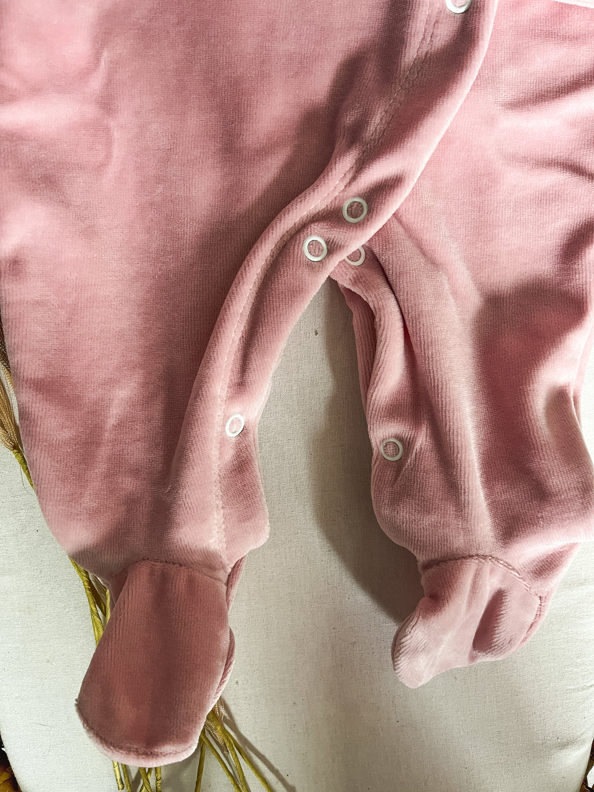 Babygrow de veludo bebé rosa velho personalizável com nome