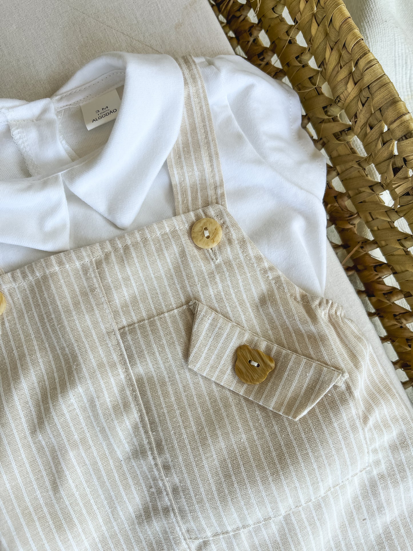 Conjunto de jardineira com blusa bebé menino bege
