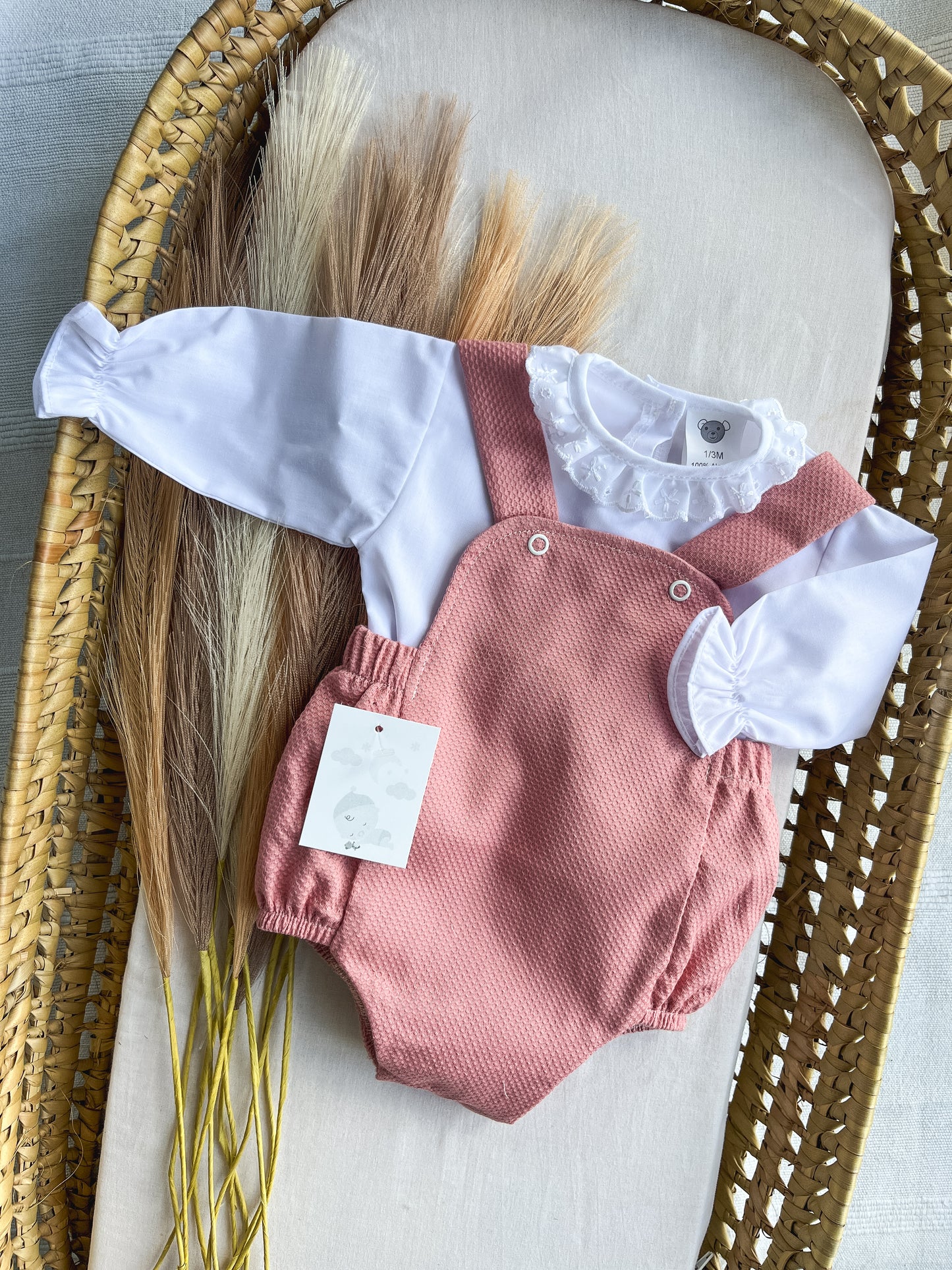 Conjunto de fofo/jardineira e camisa rosa velho
