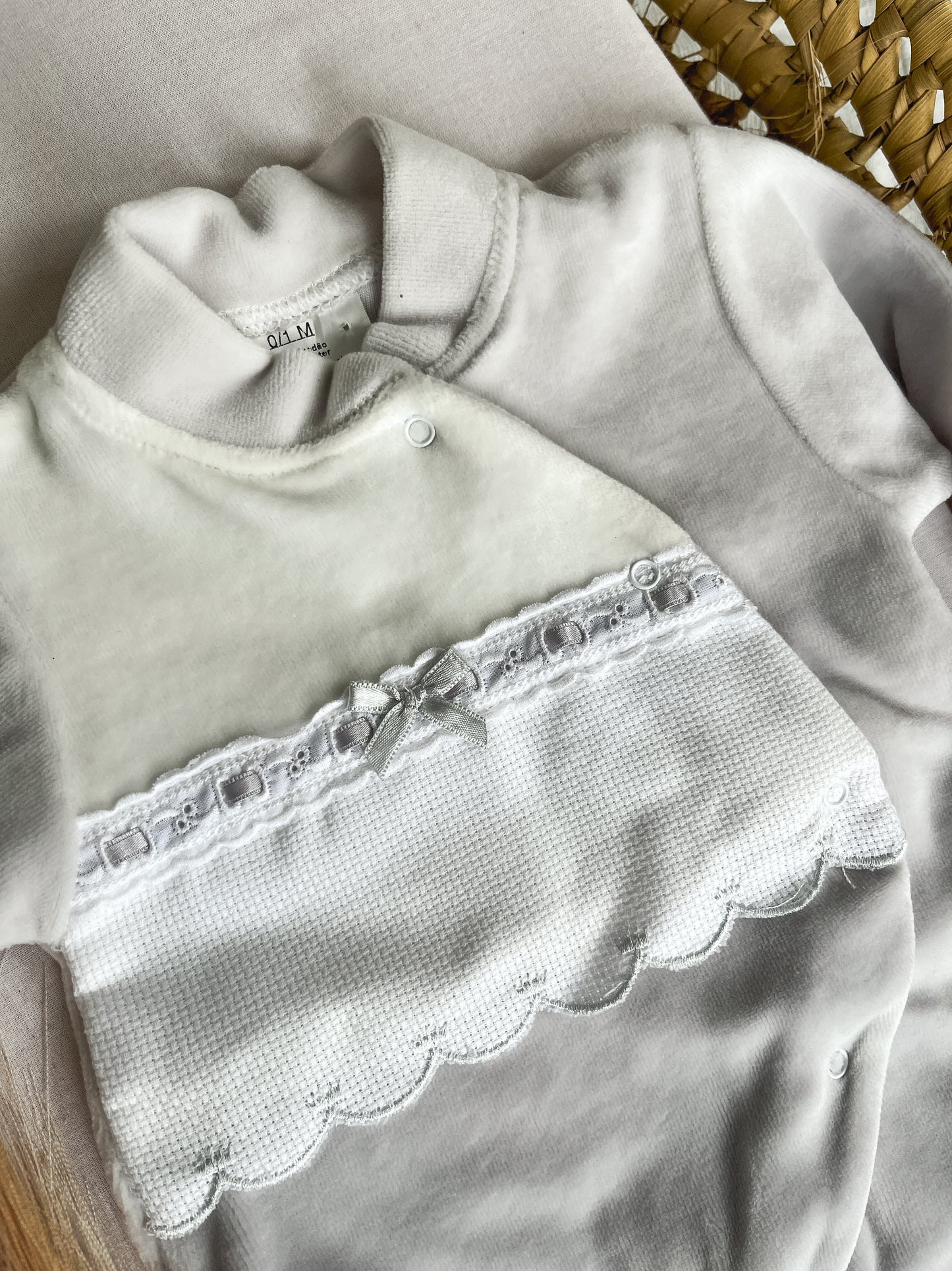 Babygrow veludo bebé cinza personalizável com nome