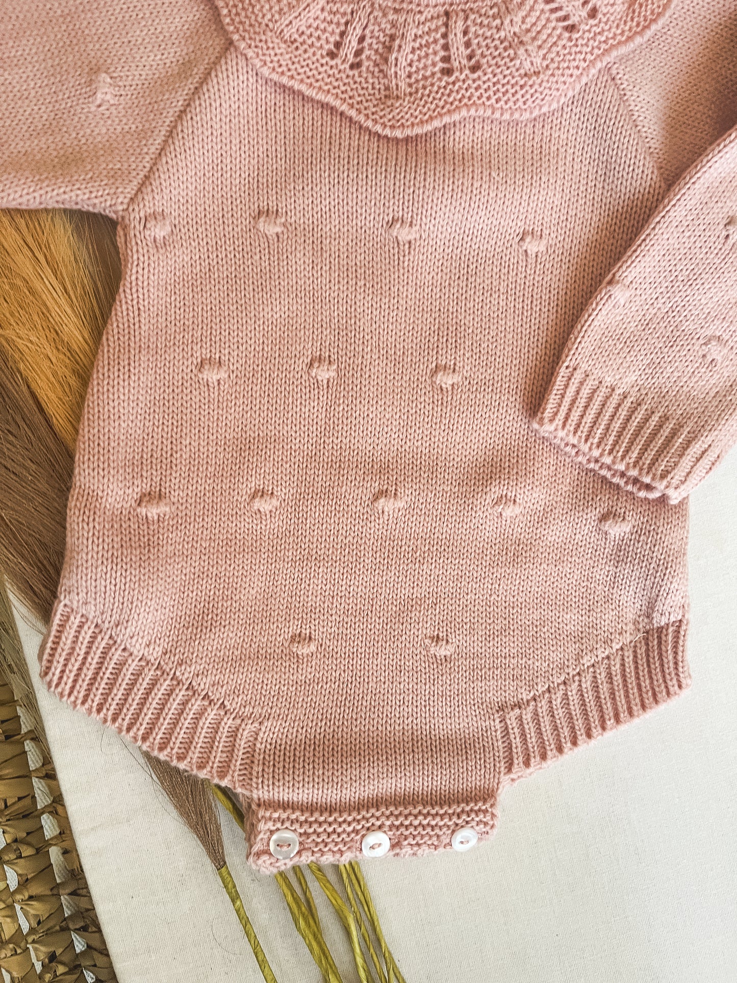 Conjunto de malha fofo e touca bebé rosa velho