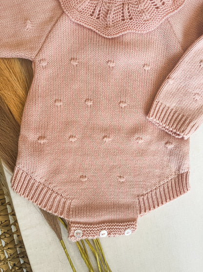 Conjunto de malha fofo e touca bebé rosa velho