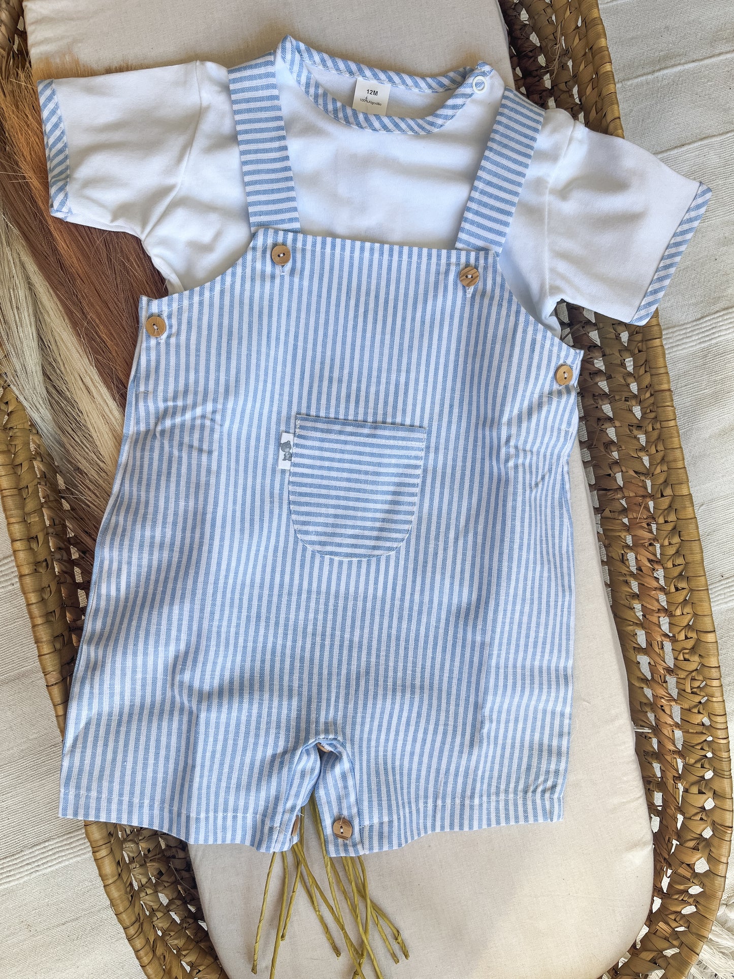 Conjunto de jardineira com blusa bebé menino azul bebé