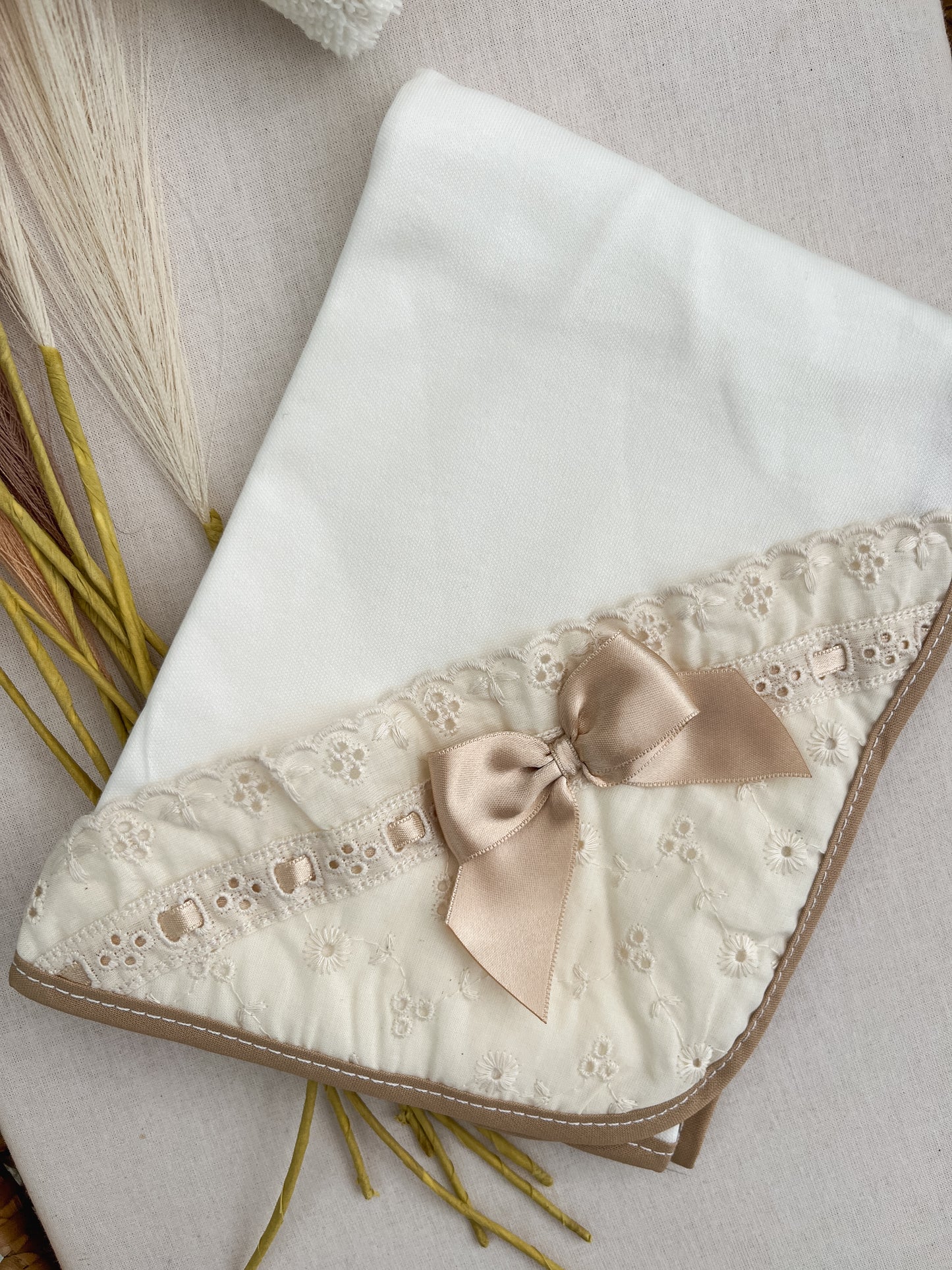 Conjunto de toalha e fralda bebé bege personalizável