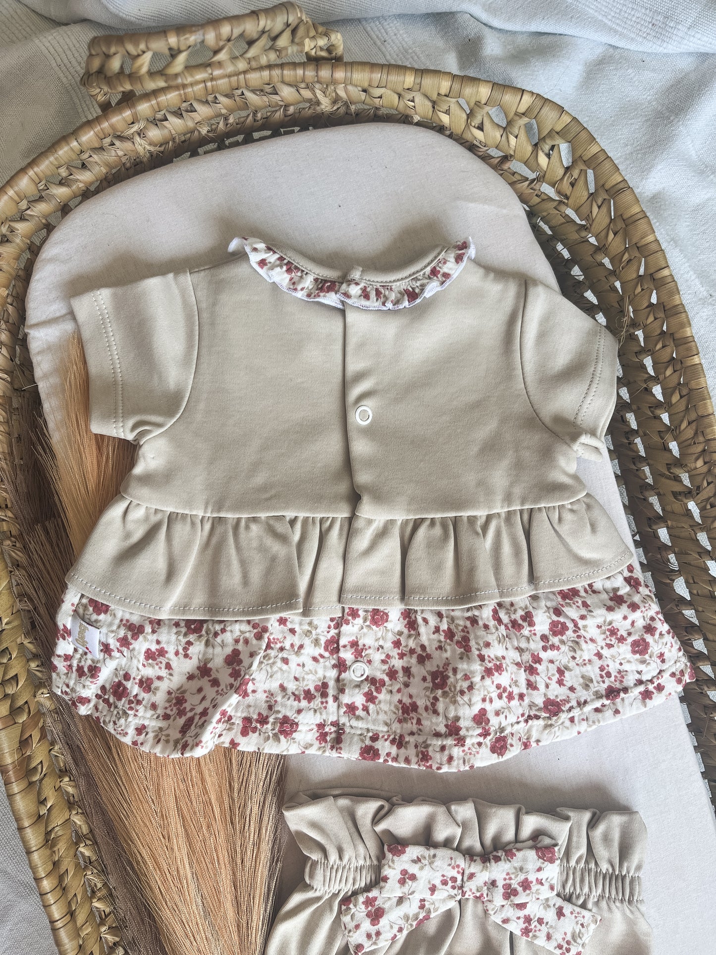 Conjunto de blusa com tapa fralda bebé menina bege e floral