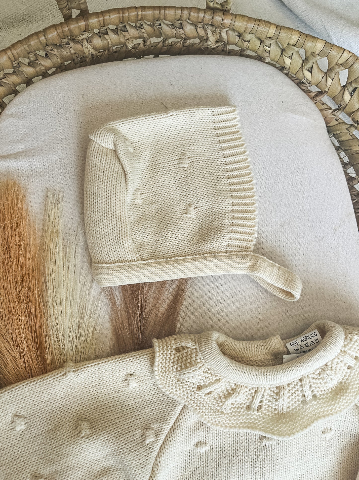Conjunto de malha fofo e touca bebé bege