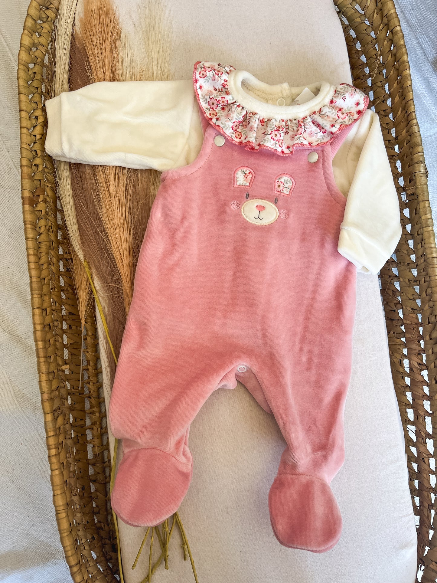 Conjunto de jardineira e camisola de veludo bebé rosa