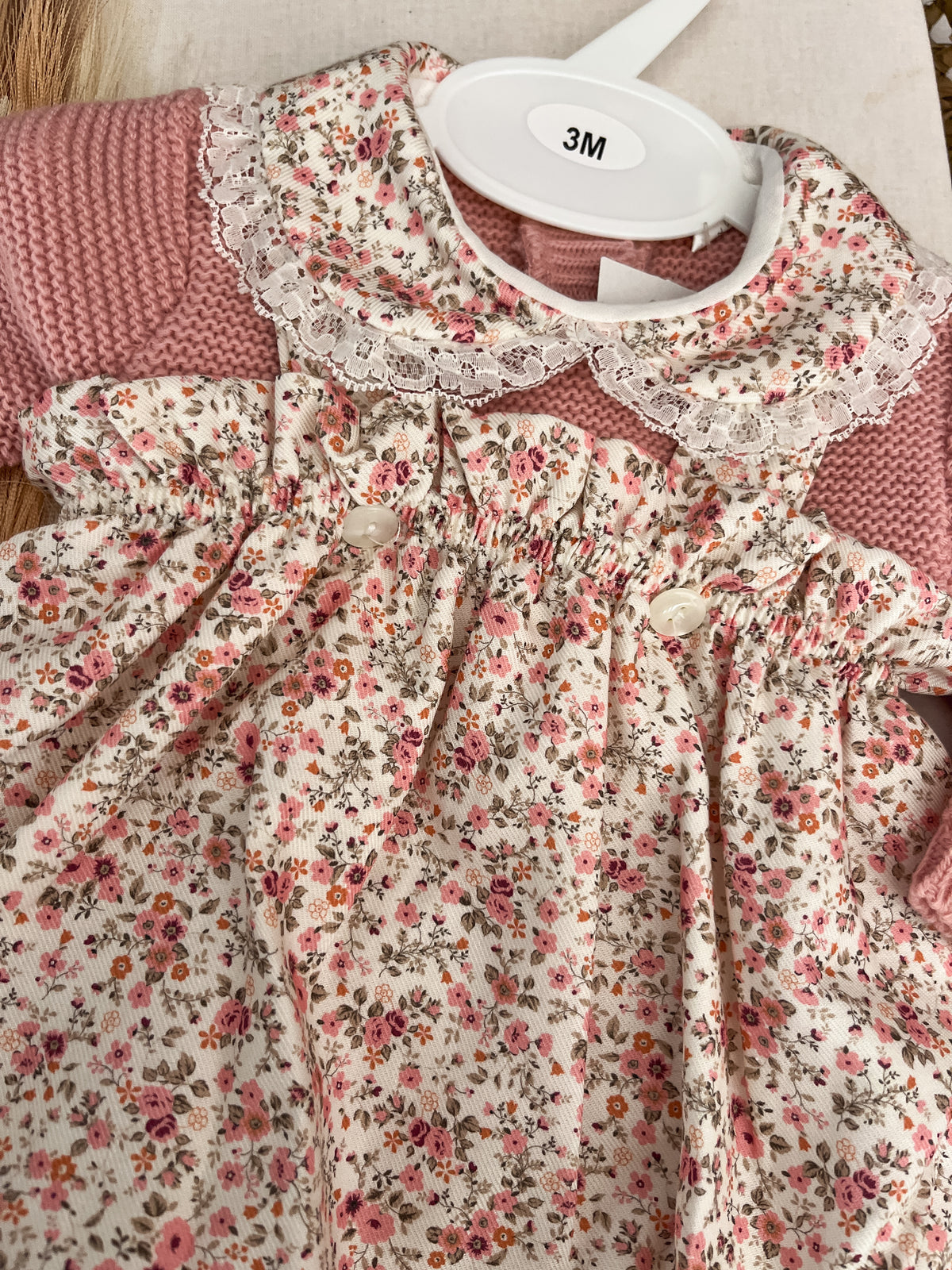 Conjunto de fofo/jardineira com flores e camisola rosa bebé