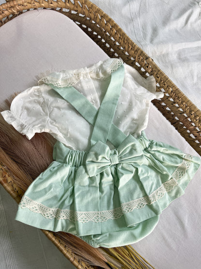 Conjunto de fofo/jardineira com blusa bebé verde água