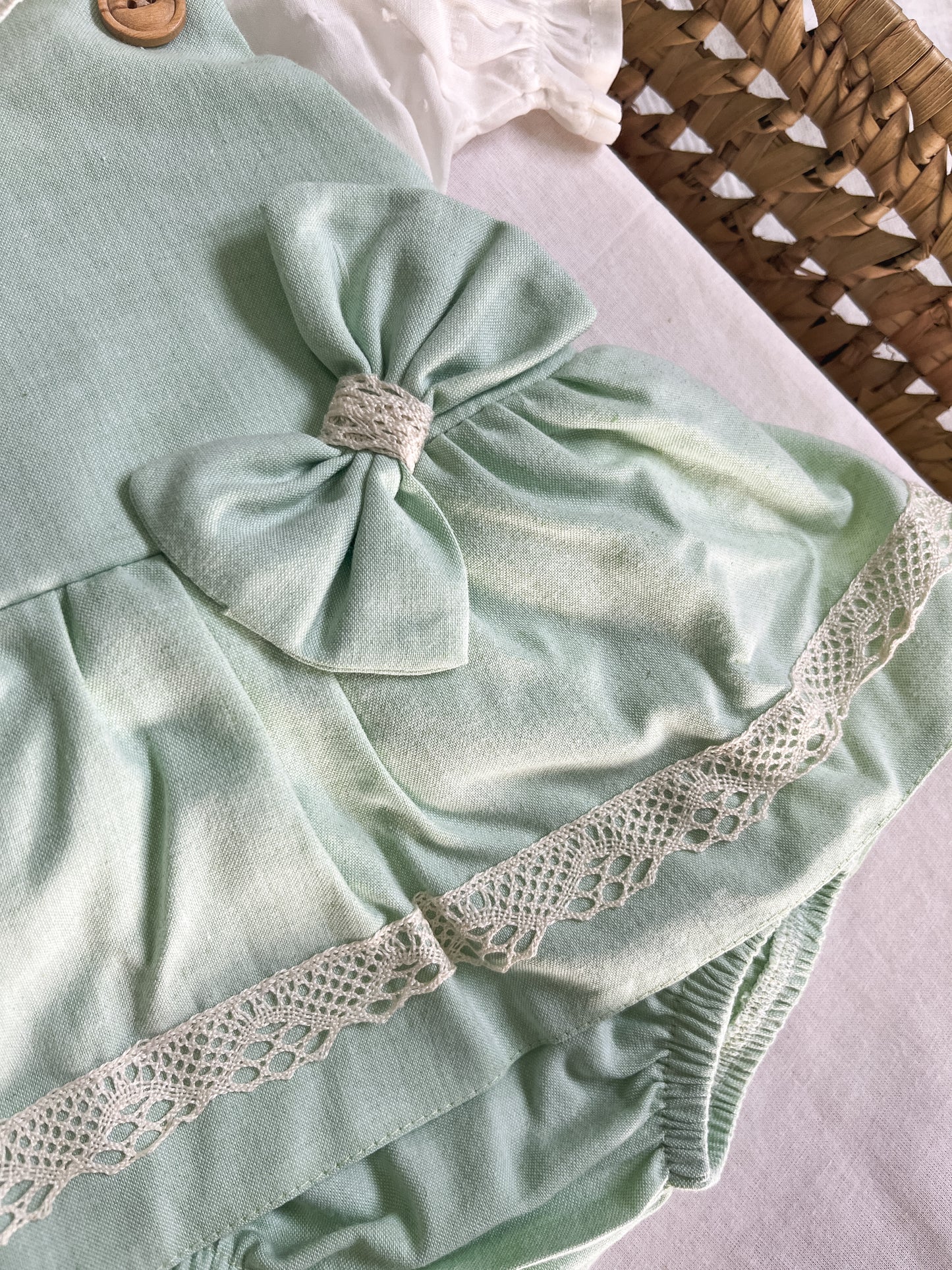 Conjunto de fofo/jardineira com blusa bebé verde água