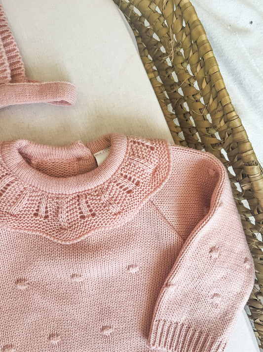 Conjunto de malha fofo e touca bebé rosa velho