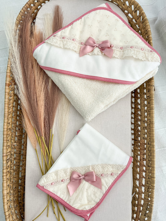 Conjunto de toalha e fralda bebé rosa personalizável