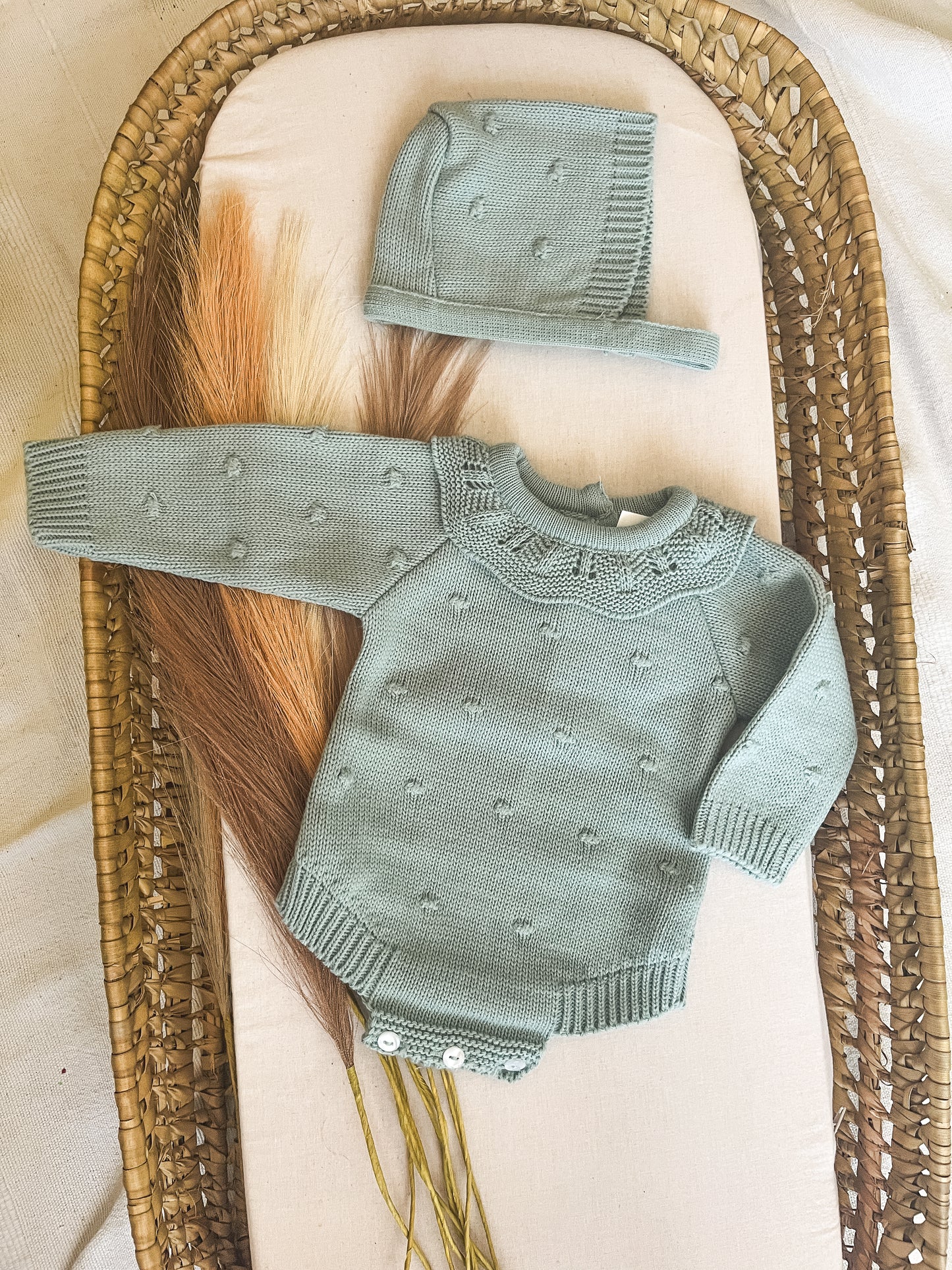 Conjunto de malha fofo e touca bebé verde
