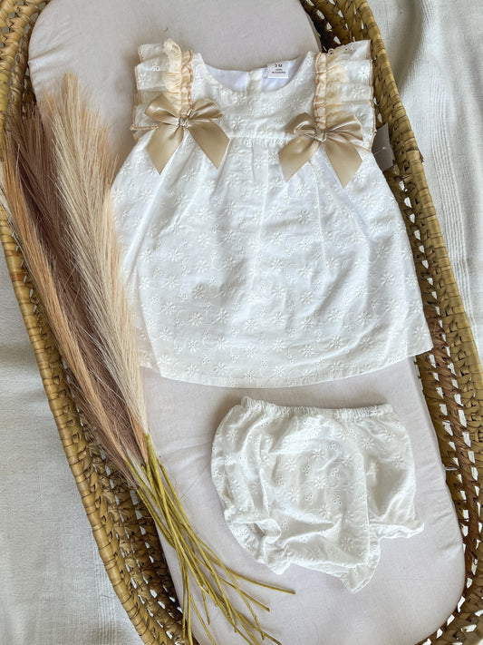 Conjunto de vestido com tapa fralda bebé menina bege