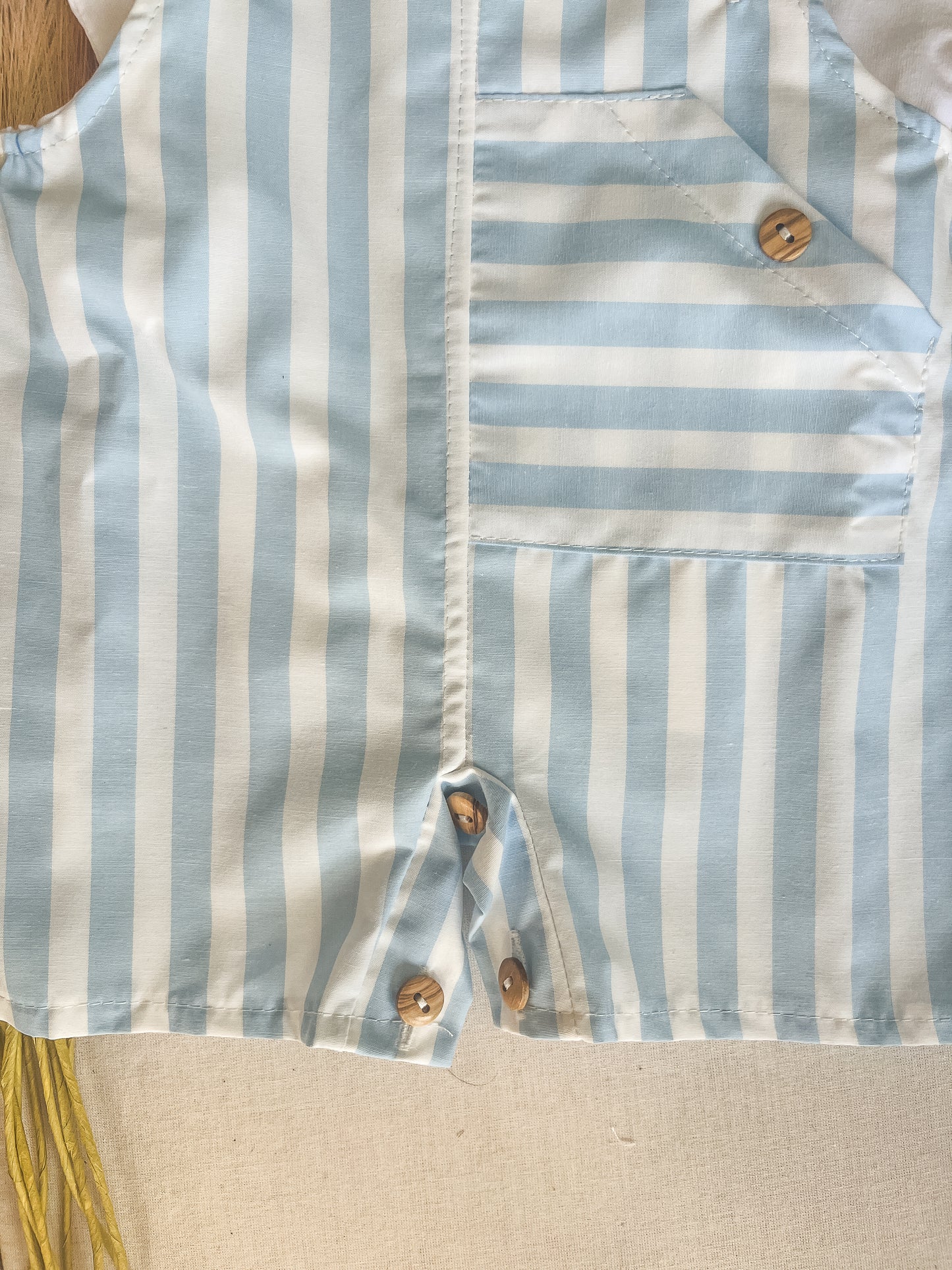 Conjunto de jardineira com blusa bebé menino azul