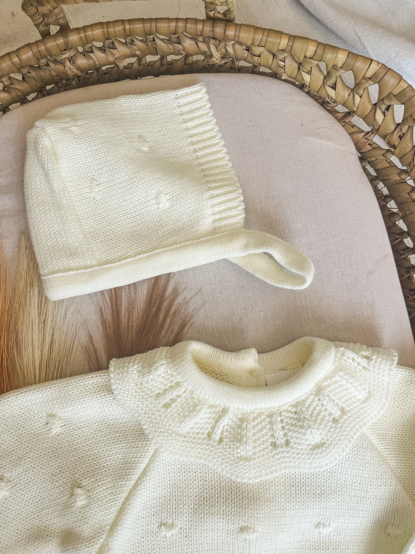 Conjunto de malha fofo e touca bebé branco pérola