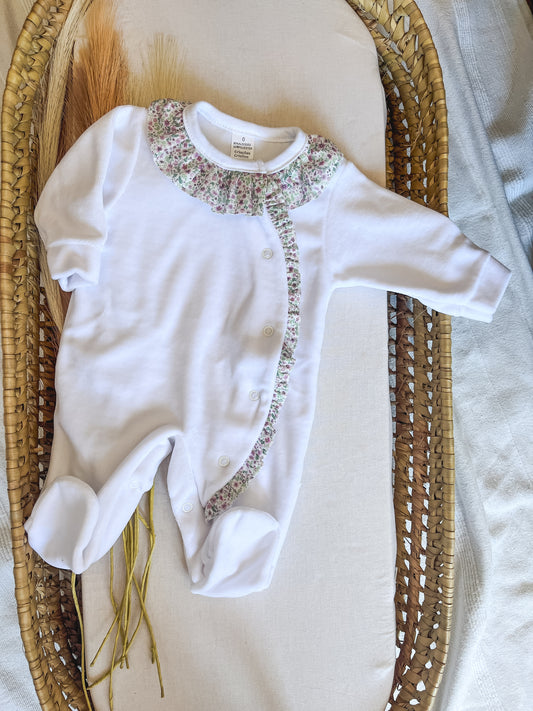 Babygrow de veludo bebé branco com flores personalizável com nome