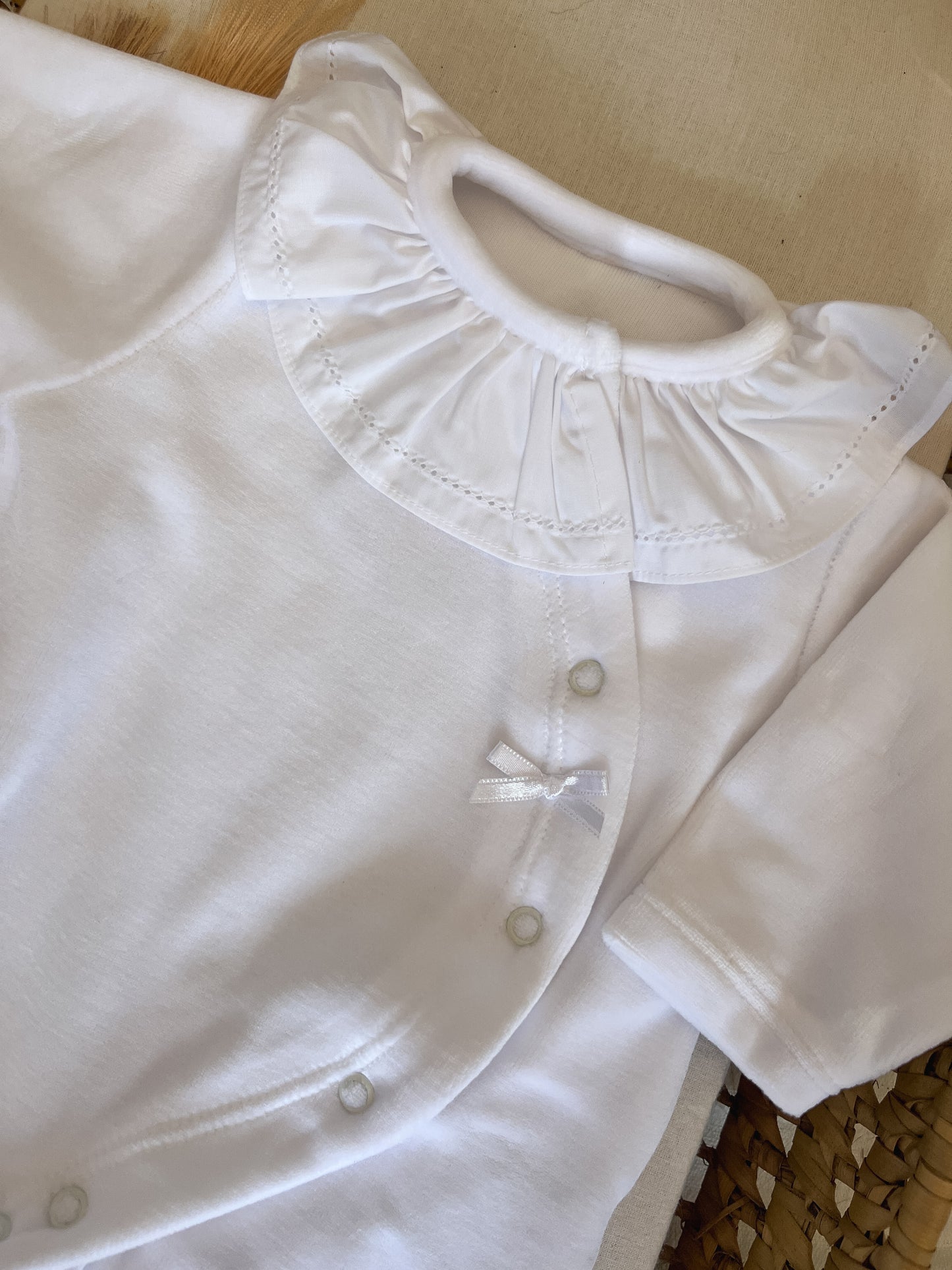 Babygrow de veludo bebé branco personalizável com nome