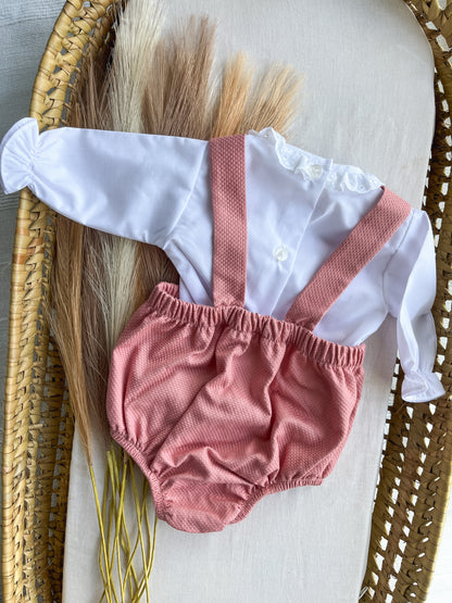 Conjunto de fofo/jardineira e camisa rosa velho
