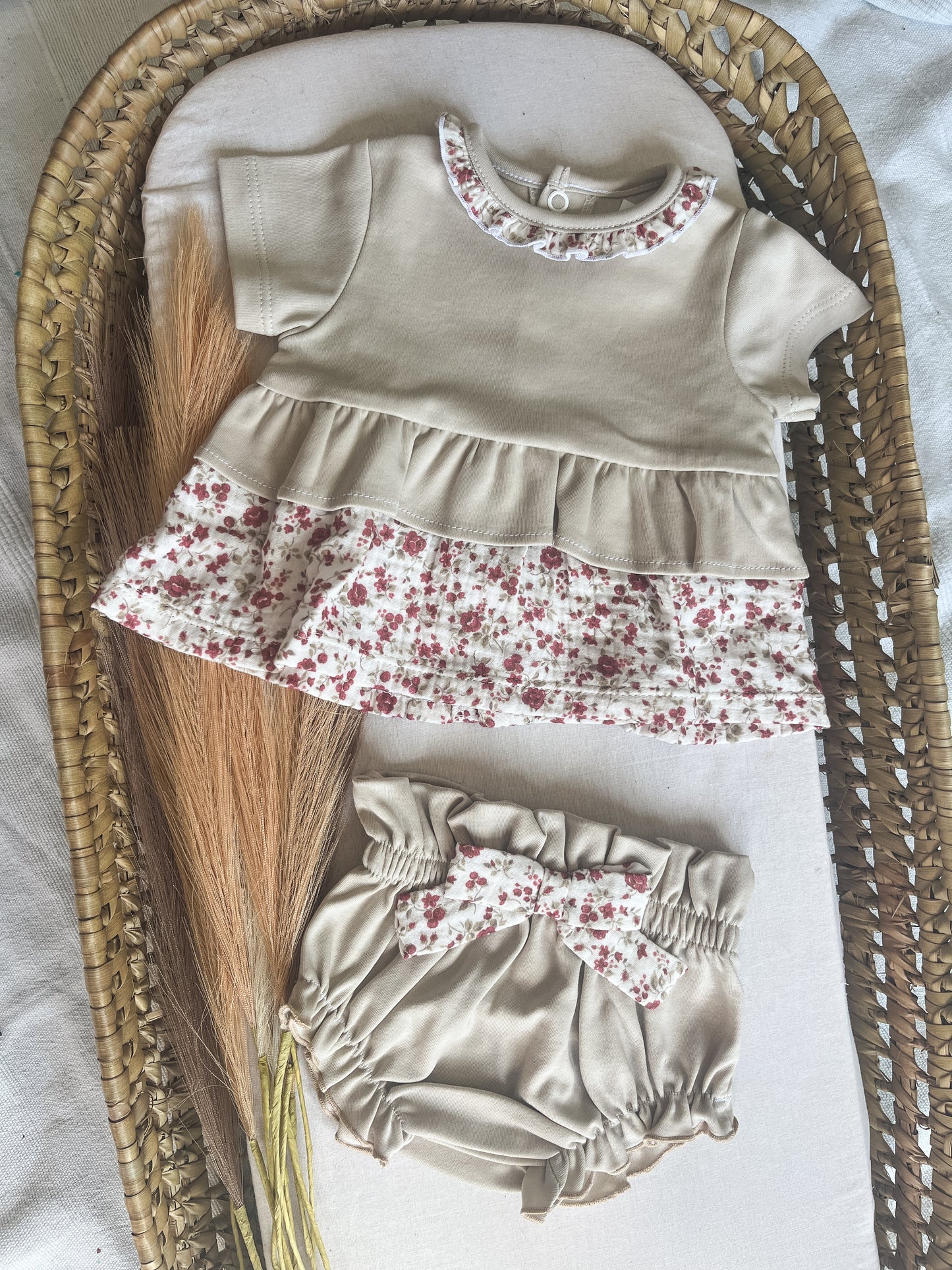 Conjunto de blusa com tapa fralda bebé menina bege e floral