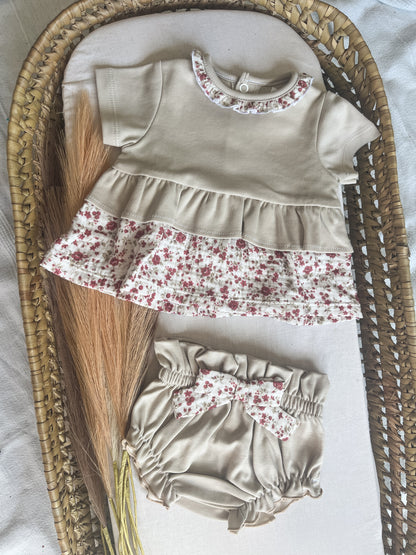 Conjunto de blusa com tapa fralda bebé menina bege e floral
