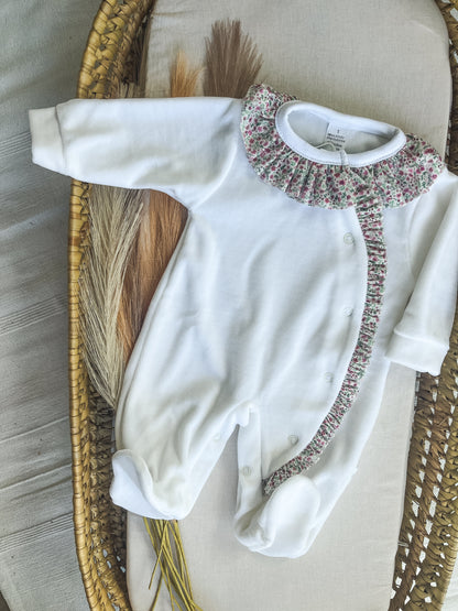 Babygrow de veludo bebé branco com flores