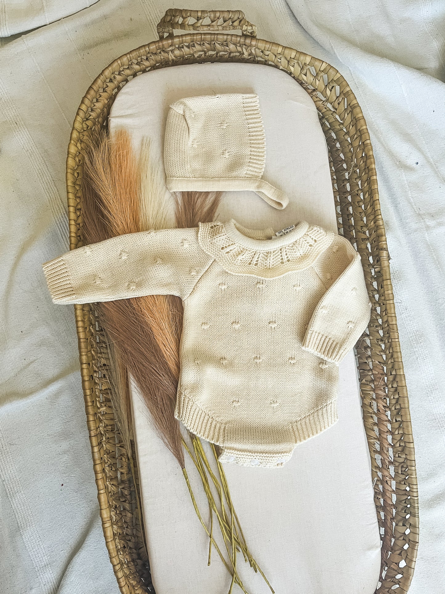 Conjunto de malha fofo e touca bebé bege