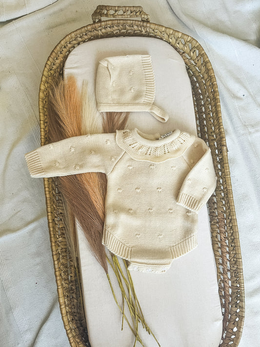 Conjunto de malha fofo e touca bebé bege