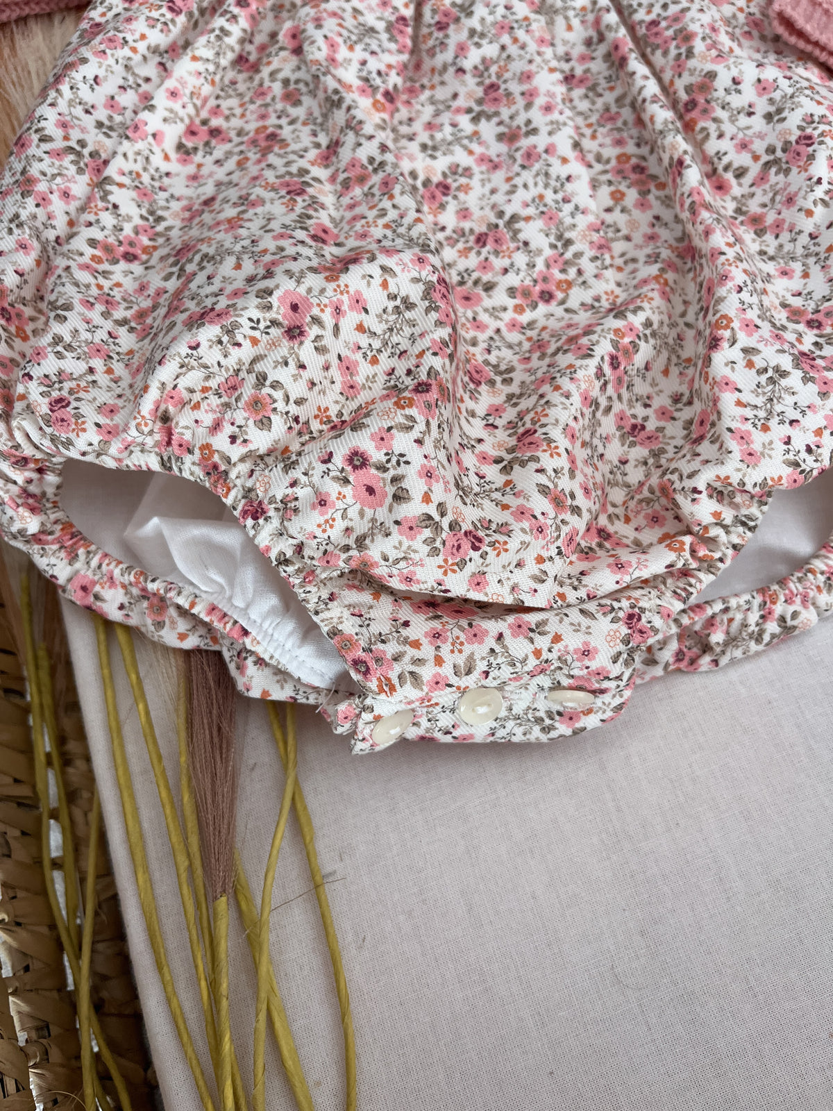 Conjunto de fofo/jardineira com flores e camisola rosa bebé