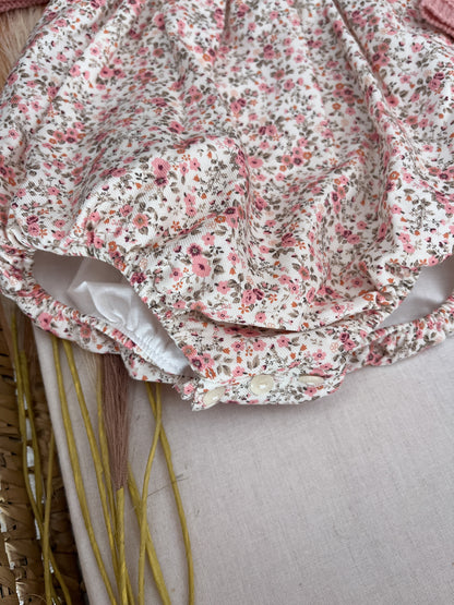 Conjunto de fofo/jardineira com flores e camisola rosa bebé