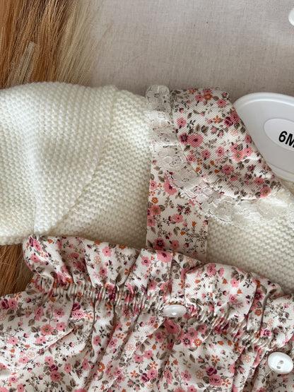 Conjunto de fofo/jardineira com flores rosa e camisola pérola bebé