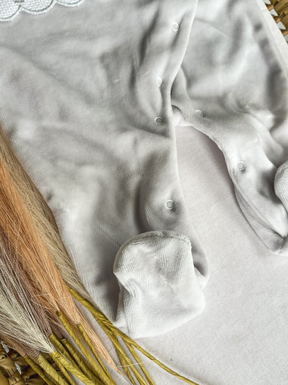 Babygrow veludo bebé cinza personalizável com nome