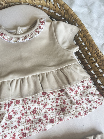 Conjunto de blusa com tapa fralda bebé menina bege e floral