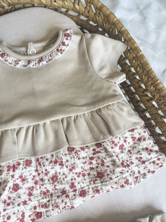 Conjunto de blusa com tapa fralda bebé menina bege e floral