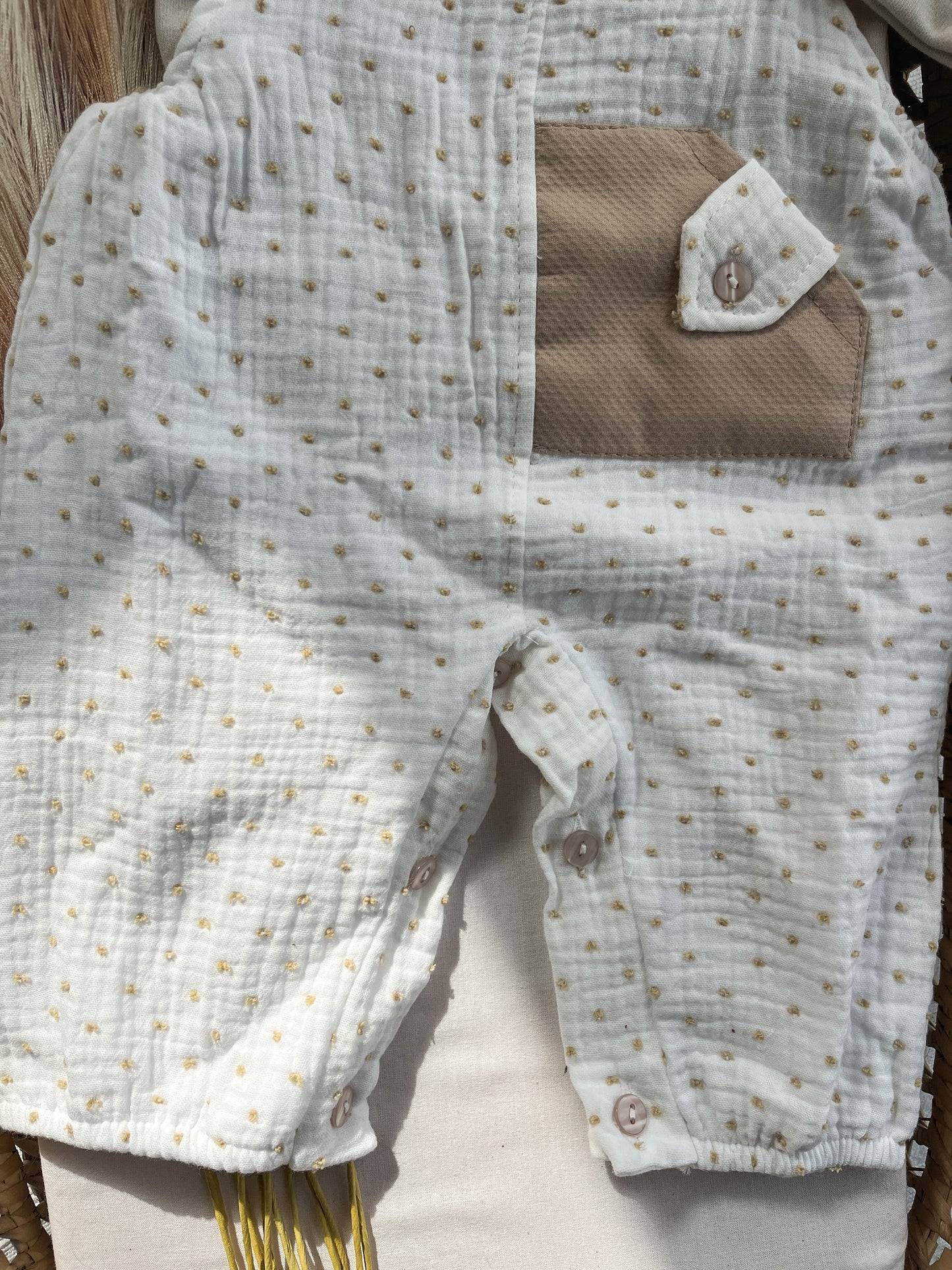 Conjunto de jardineira e camisola bebé bege