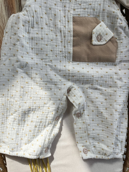 Conjunto de jardineira e camisola bebé bege