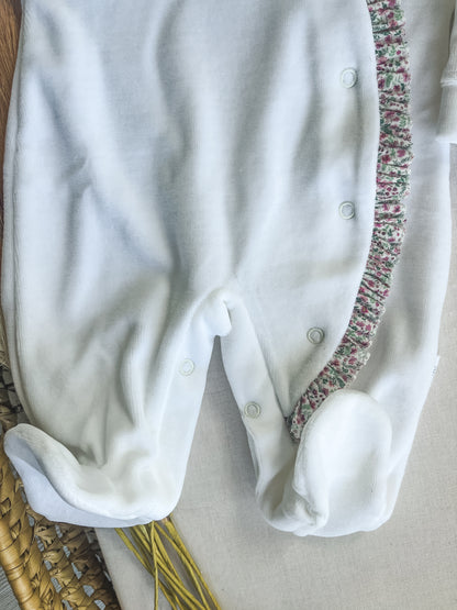Babygrow de veludo bebé branco com flores