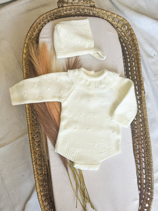 Conjunto de malha fofo e touca bebé branco pérola