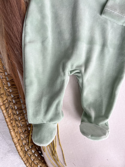 Babygrow de veludo bebé verde personalizável com nome