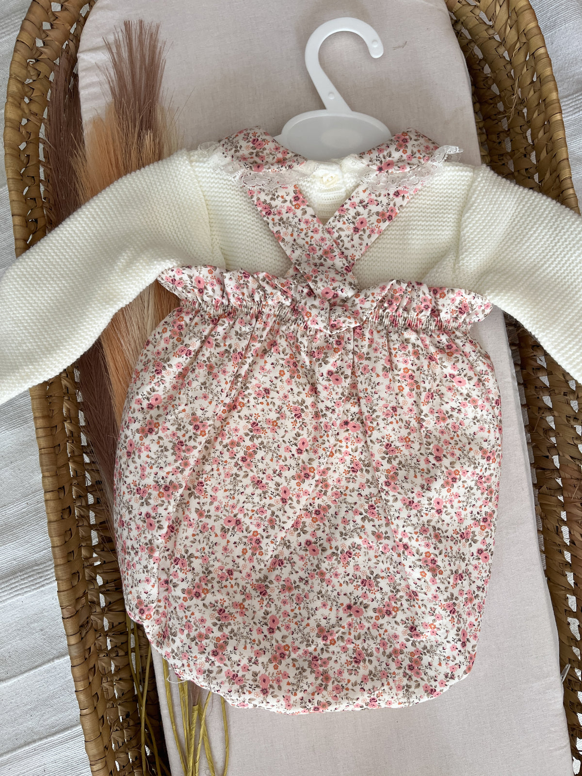 Conjunto de fofo/jardineira com flores rosa e camisola pérola bebé