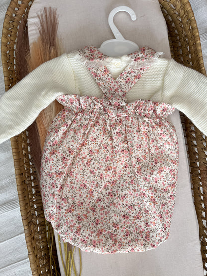 Conjunto de fofo/jardineira com flores rosa e camisola pérola bebé