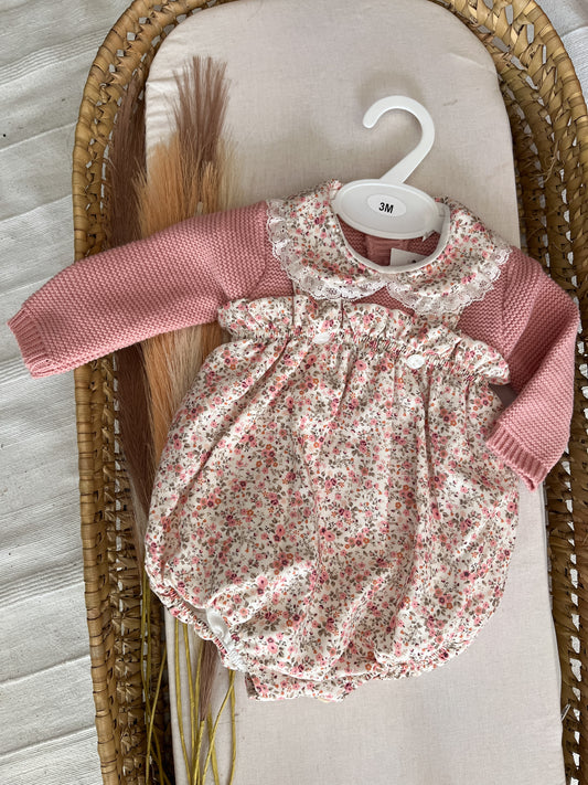 Conjunto de fofo/jardineira com flores e camisola rosa bebé