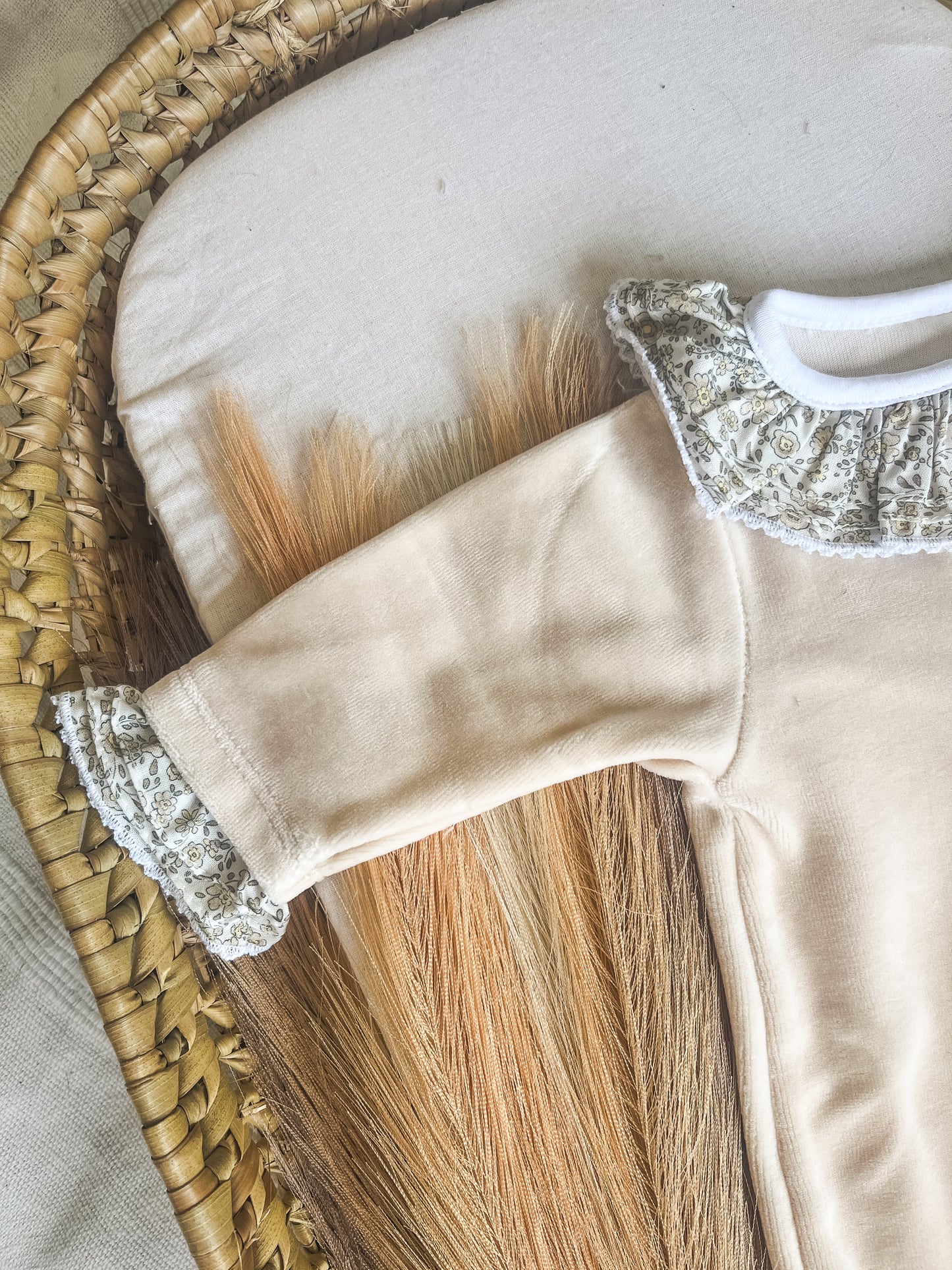 Babygrow de veludo bebé bege