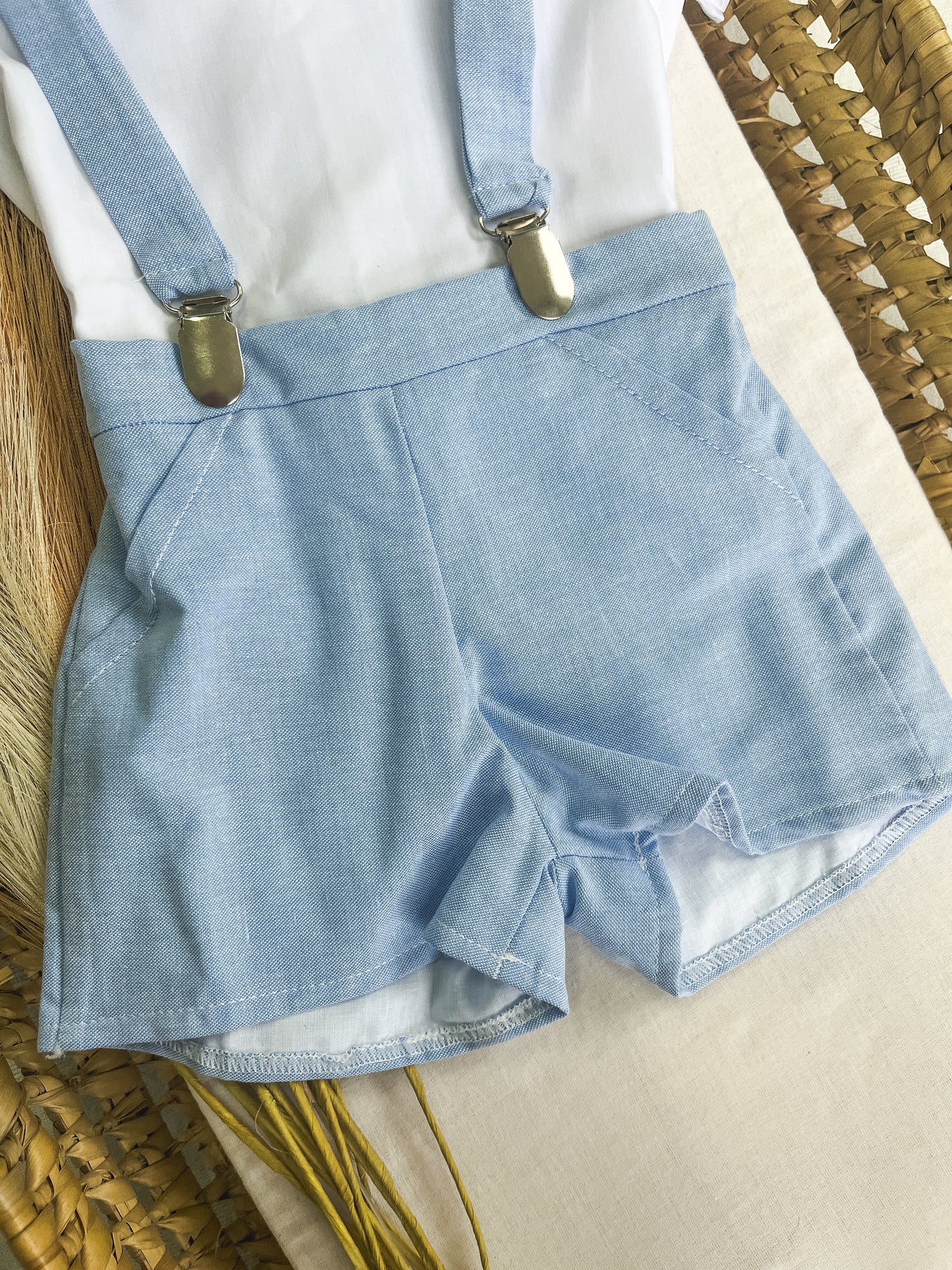 Conjunto de calções com blusa e suspensórios bebé azul