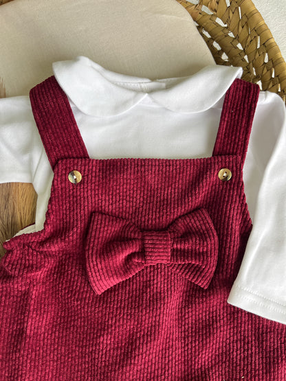 Conjunto de jardineira bordô com blusa bebé