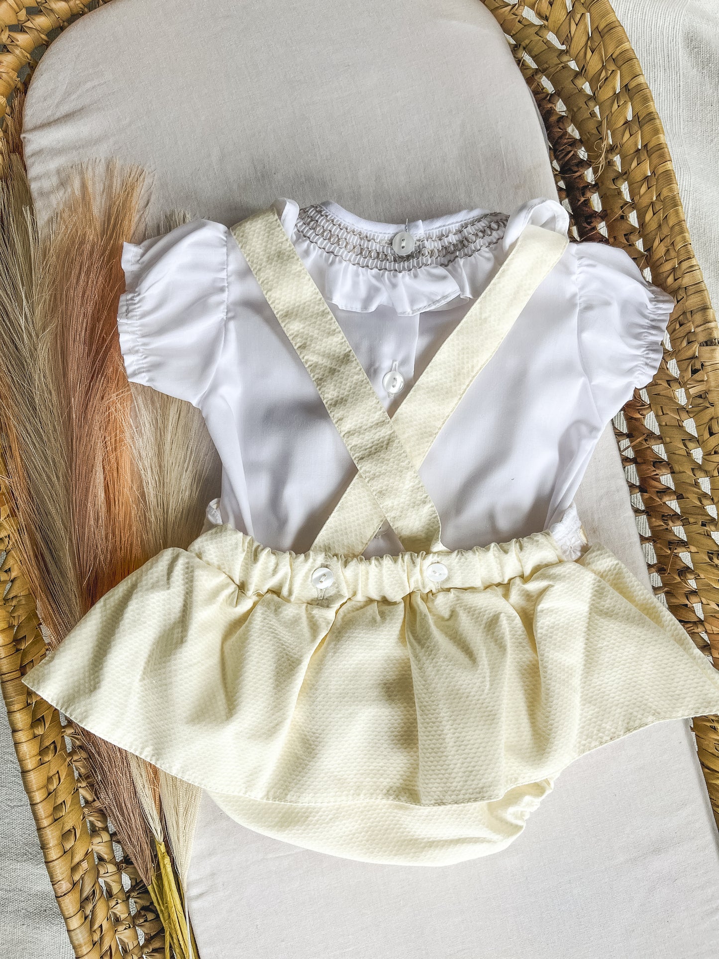 Conjunto de fofo/jardineira amarela com blusa bebé menina
