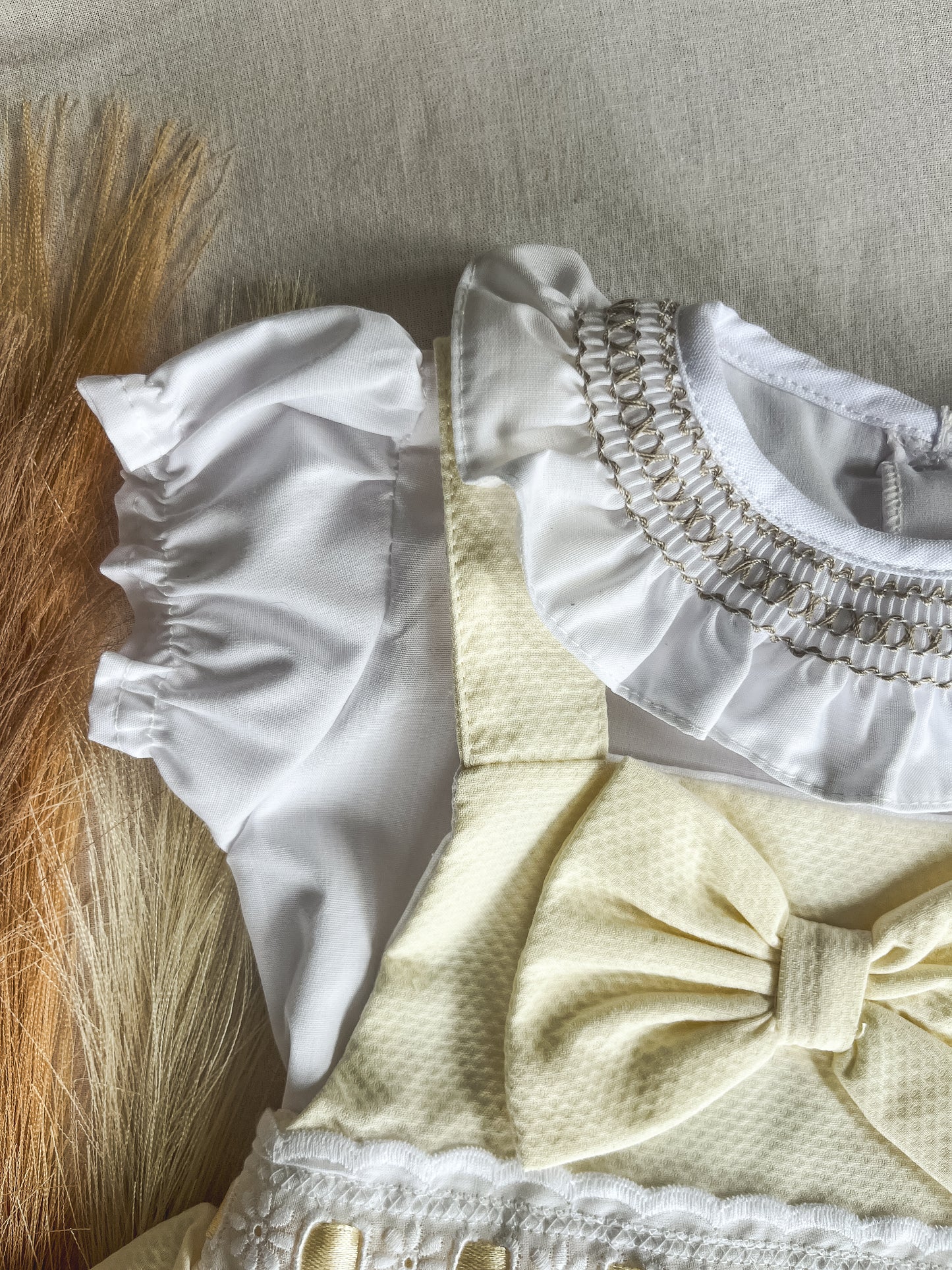 Conjunto de fofo/jardineira amarela com blusa bebé menina
