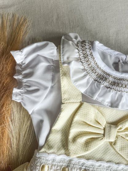 Conjunto de fofo/jardineira amarela com blusa bebé menina