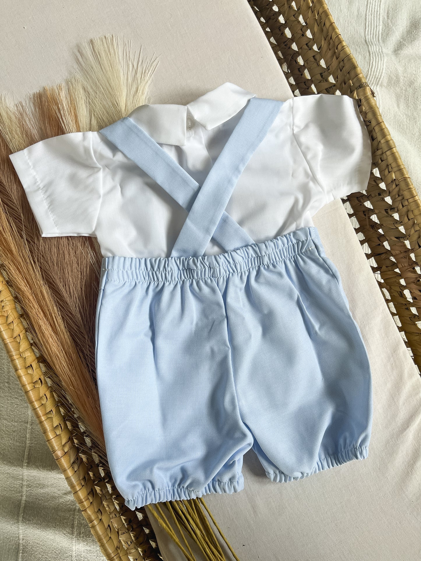 Conjunto de calções com camisa bebé azul