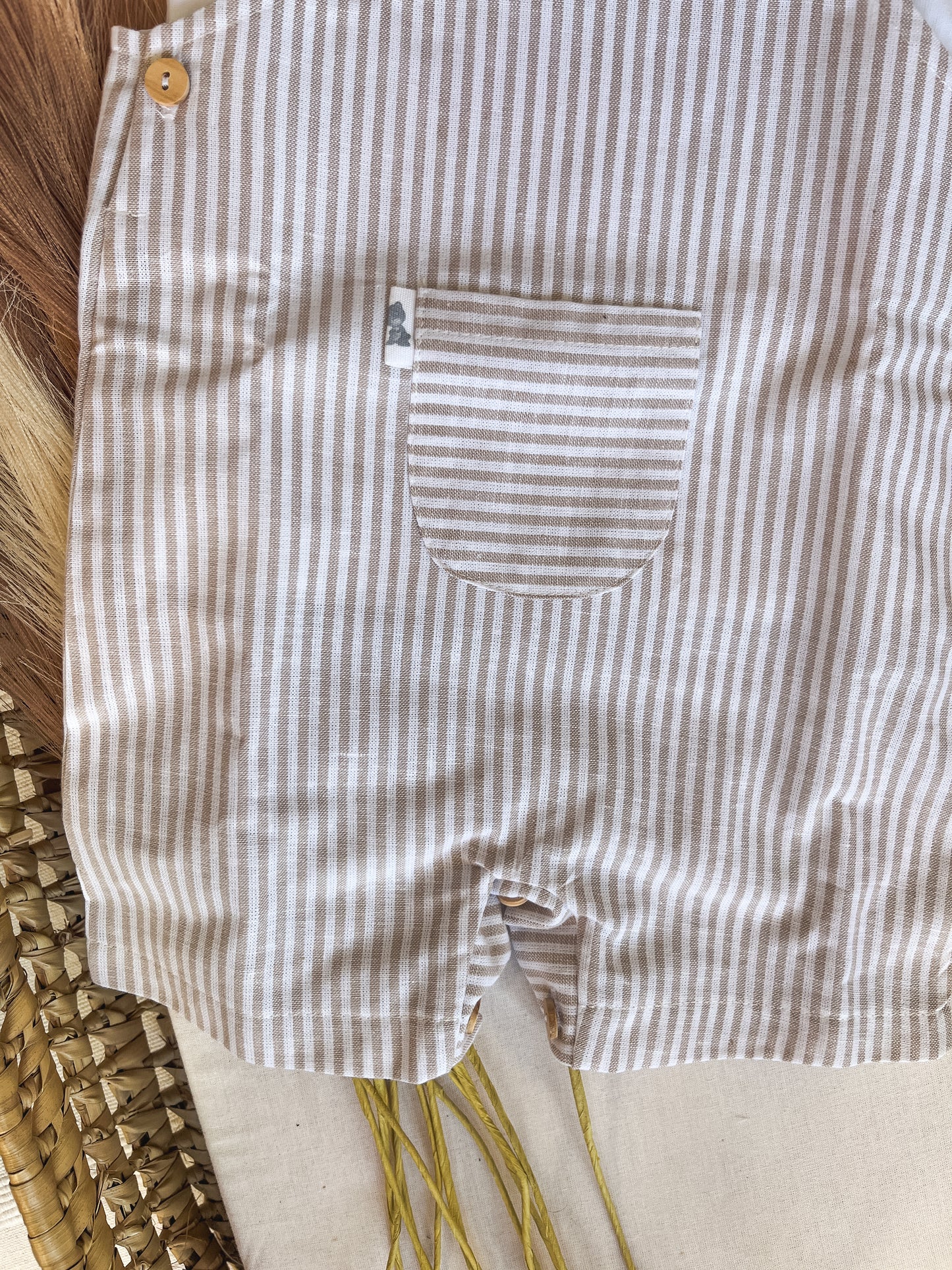 Conjunto de jardineira com blusa bebé menino bege
